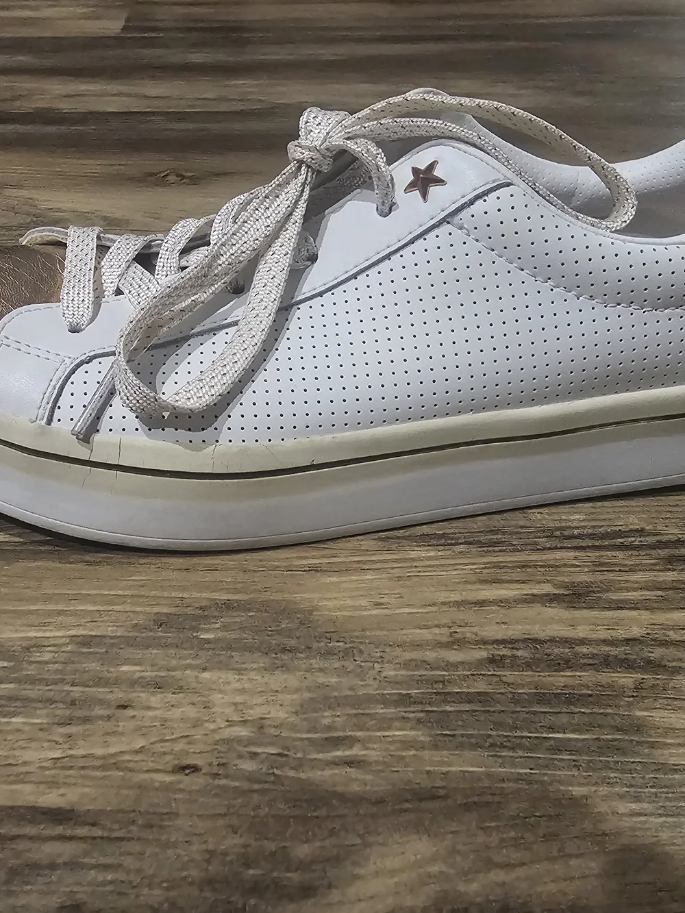 SKECHERS Street White/Gold Leather Low Top Lace-Up Sneakers Air Cushioned Foam